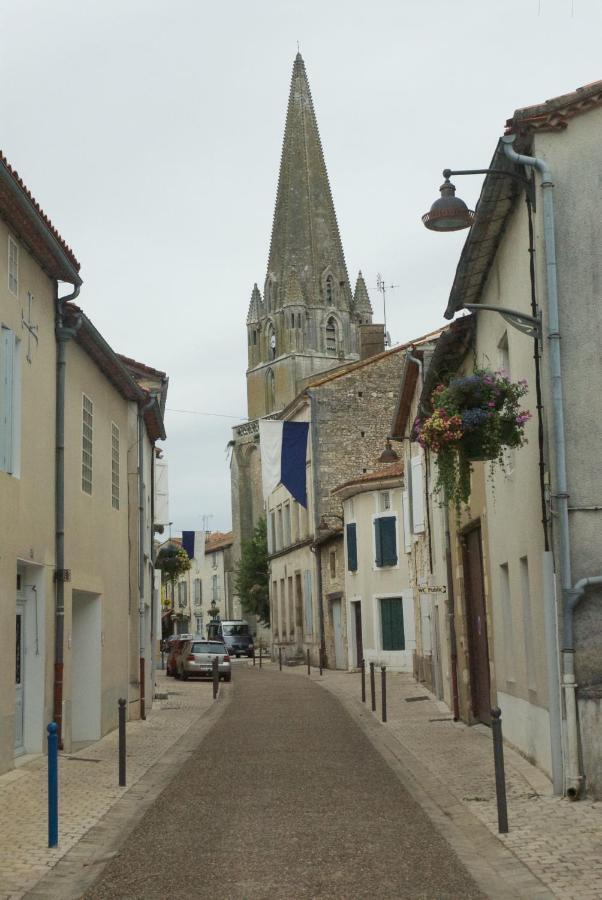 Le Clos Des Cedres B&B La Rochefoucauld Exterior photo